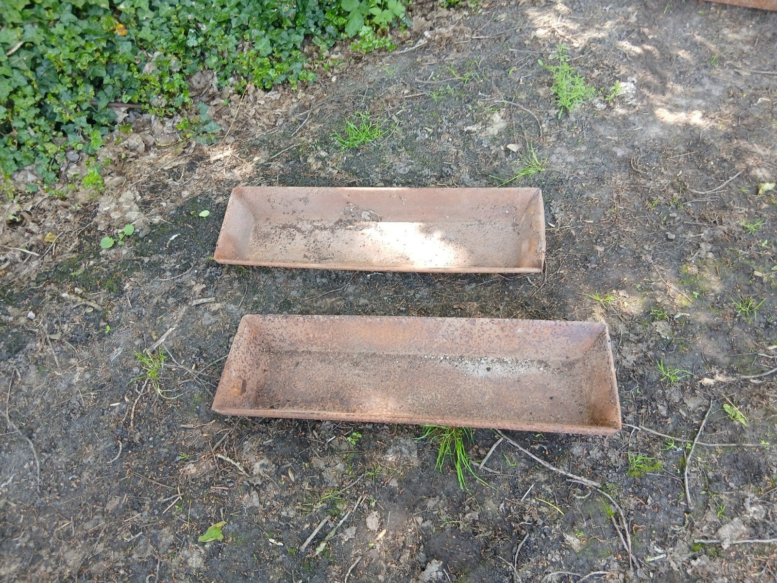 2 metalen bakken, Ophalen