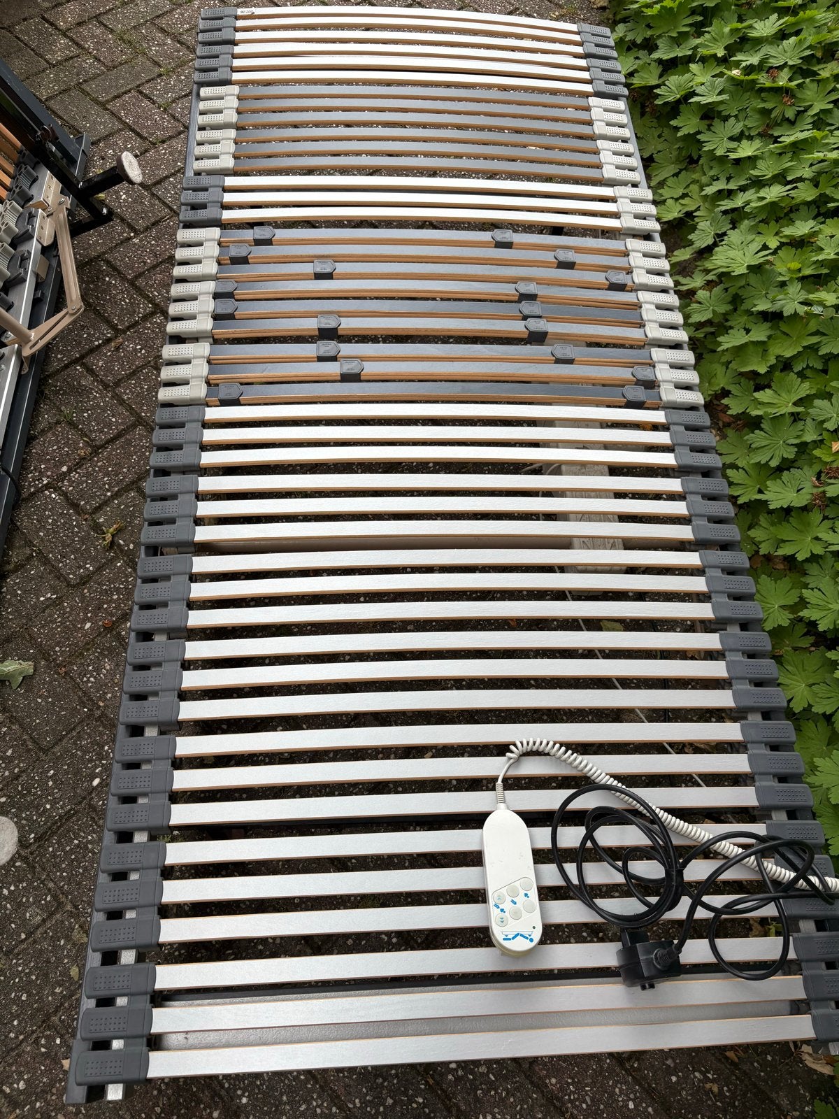 Twee Elektrisch verstelbare lattenbodems 90x200 cm, Ophalen, Gebruikt, 90 cm, Tweepersoons