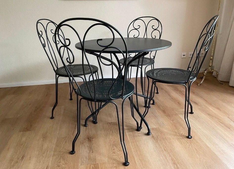 NIEUW. 4x Fermob Montmartre 1900 & Opera tafel ø79cm, Ophalen, Zo goed als nieuw, Tuinset, Eettafel