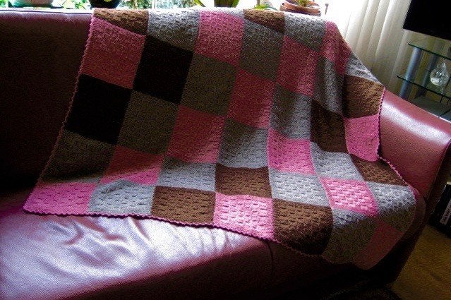GEBREIDE WOONDEKEN/PLAID ROZE /BRUIN. GRIJZE KLEUR, Huis en Inrichting, Woonaccessoires | Plaids en Woondekens, 140 cm, 140 cm