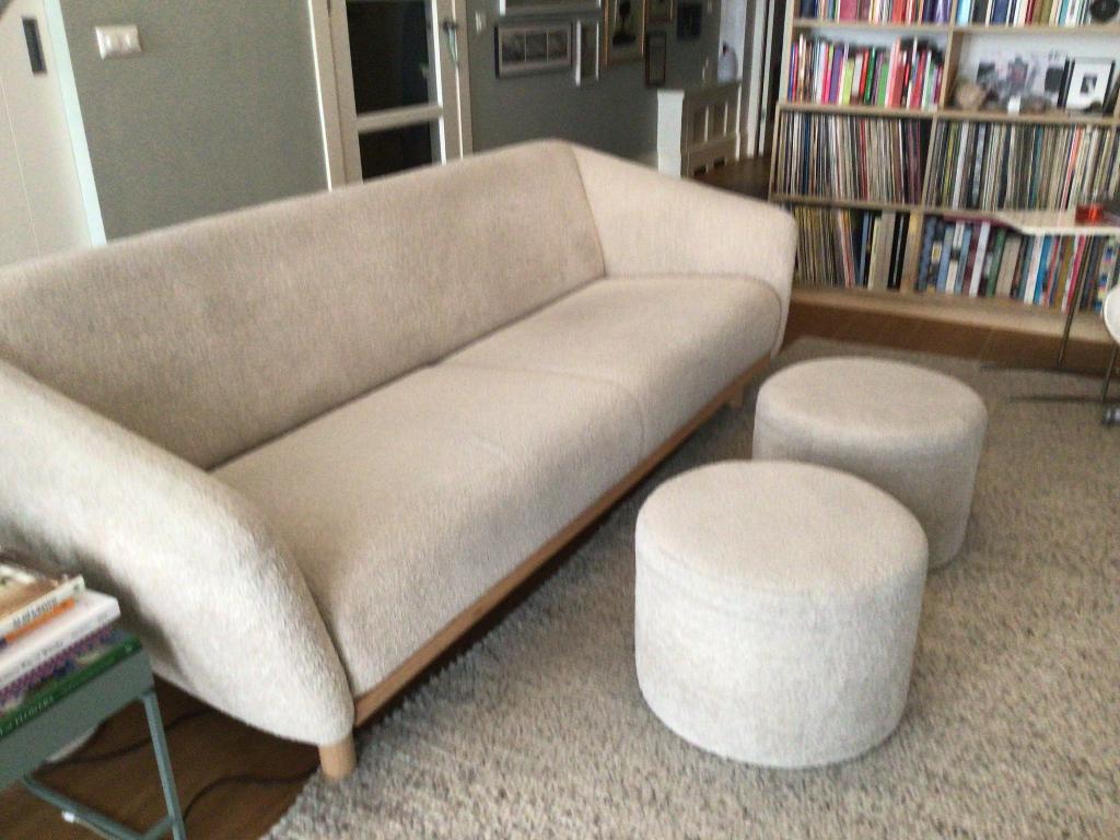 Amsterdams design, Beige bouclé 2,5 zit Bank met 2 poefjes, Huis en Inrichting, Banken | Bankstellen, Zo goed als nieuw, Rechte bank
