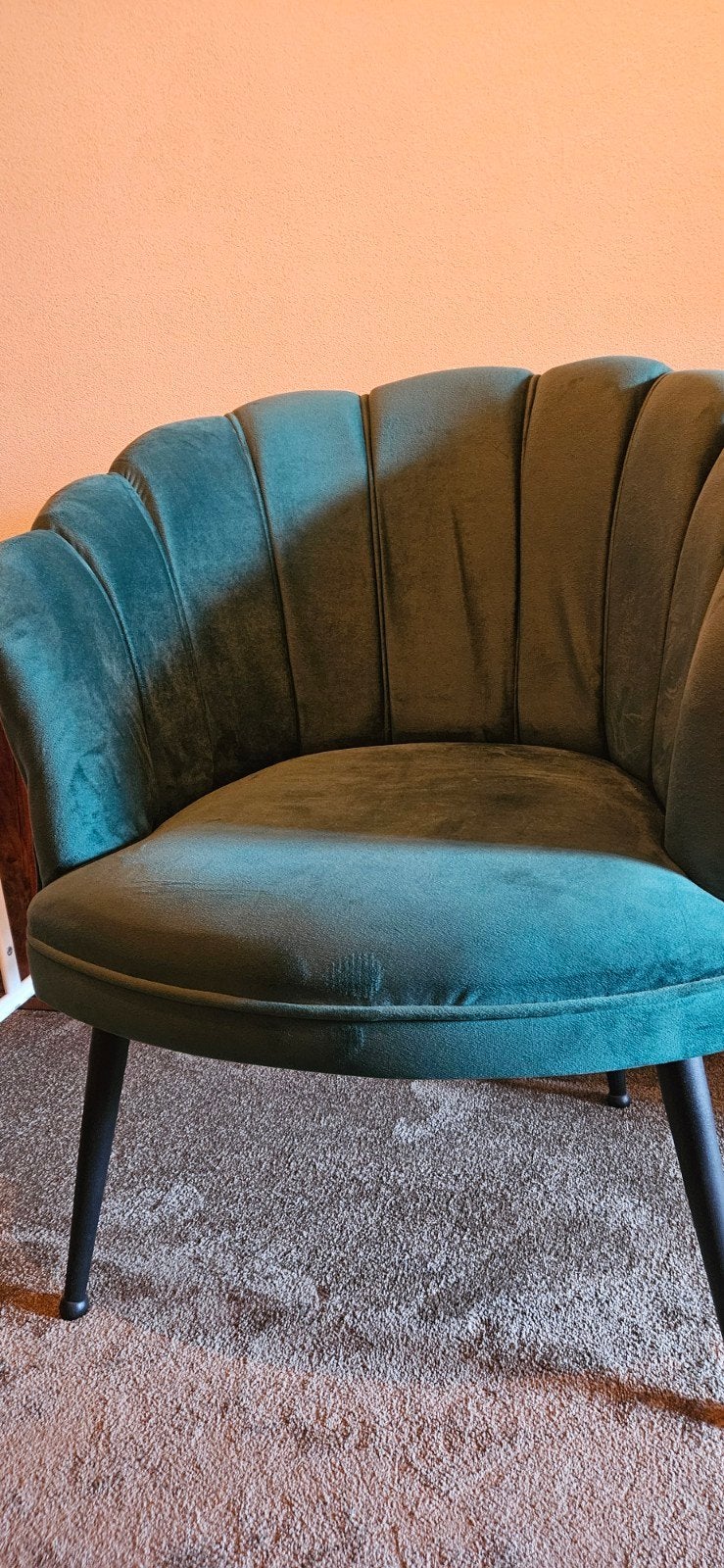 Fluweel Groene Armstoel met Zwarte Poten - Zo Goed als Nieuw, Huis en Inrichting, Stoelen, Overige kleuren, Ophalen of Verzenden