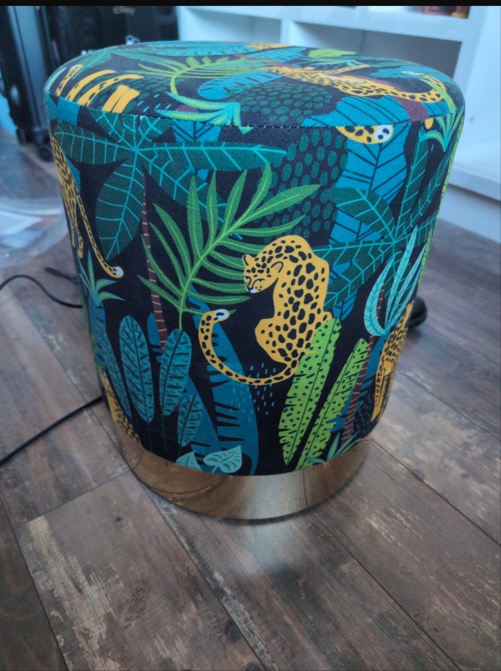 Poef met jungleprint en luipaarden, Ophalen