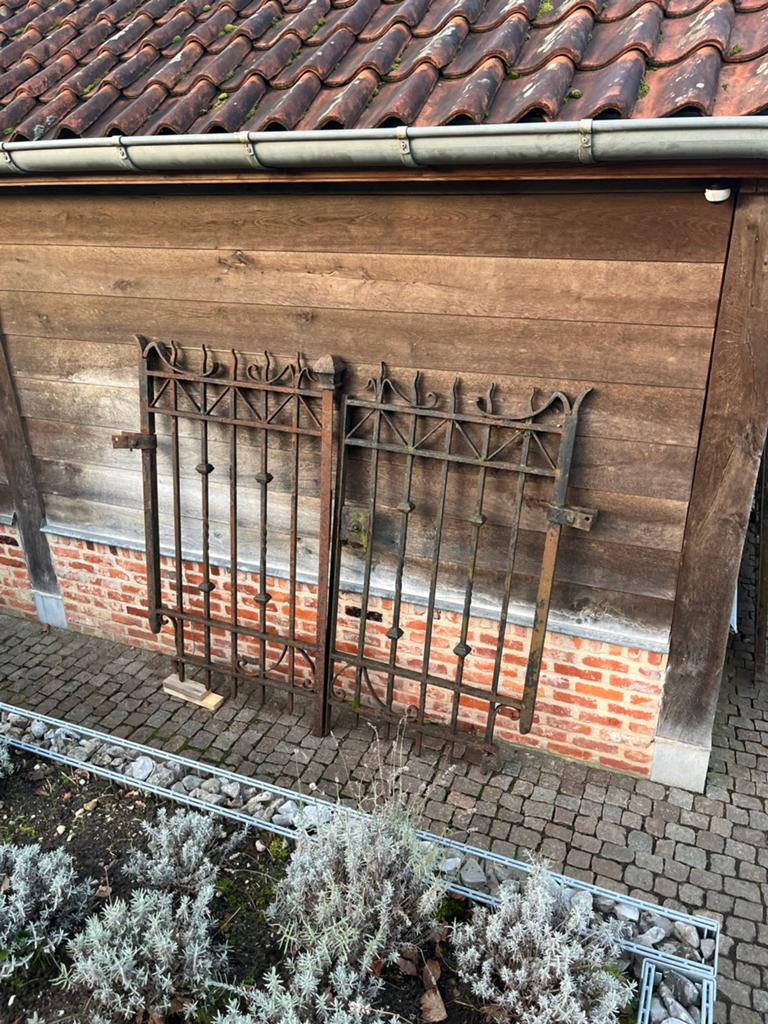 antiek ijzeren gesmede poort en hek hekwerk, Ophalen