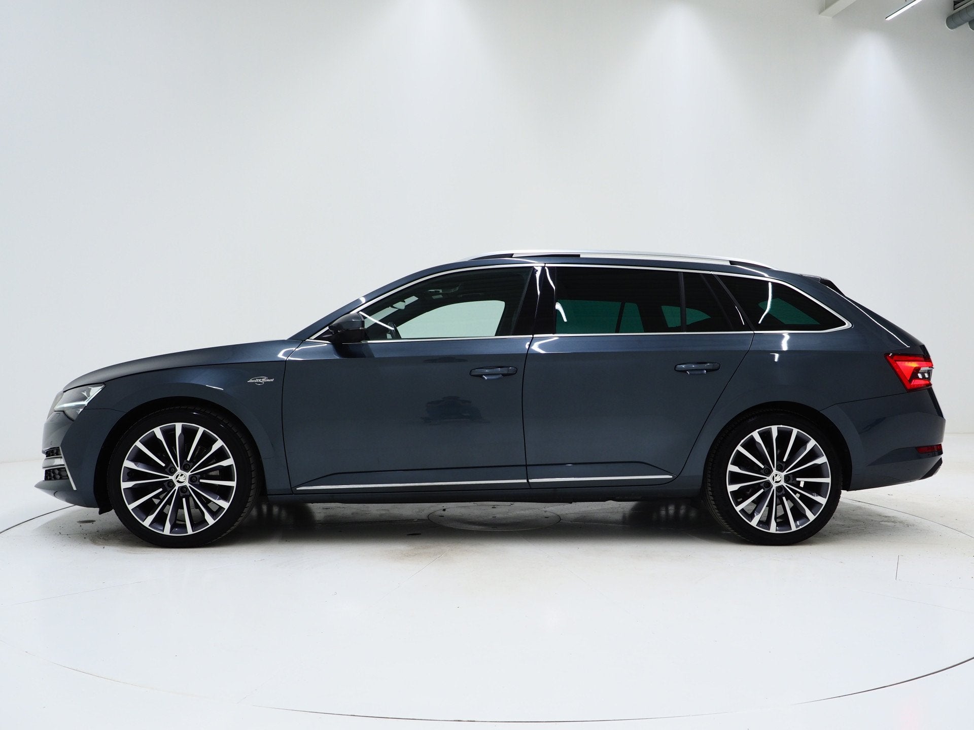 Skoda Superb Combi 1.4 TSI iV Laurin & Klement | Panoramadak, Gebruikt, Zwart, 4 cilinders, Adaptive Cruise Control