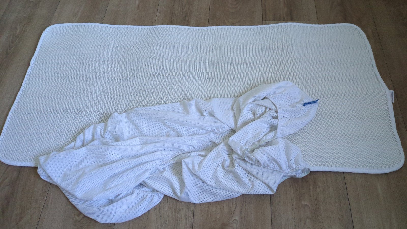AeroSleep SafeSleep 3D Beschermer & Hoeslaken 120x60, Kinderen en Baby's, Ophalen, Jongetje of Meisje, Matrasbeschermer, Ademend