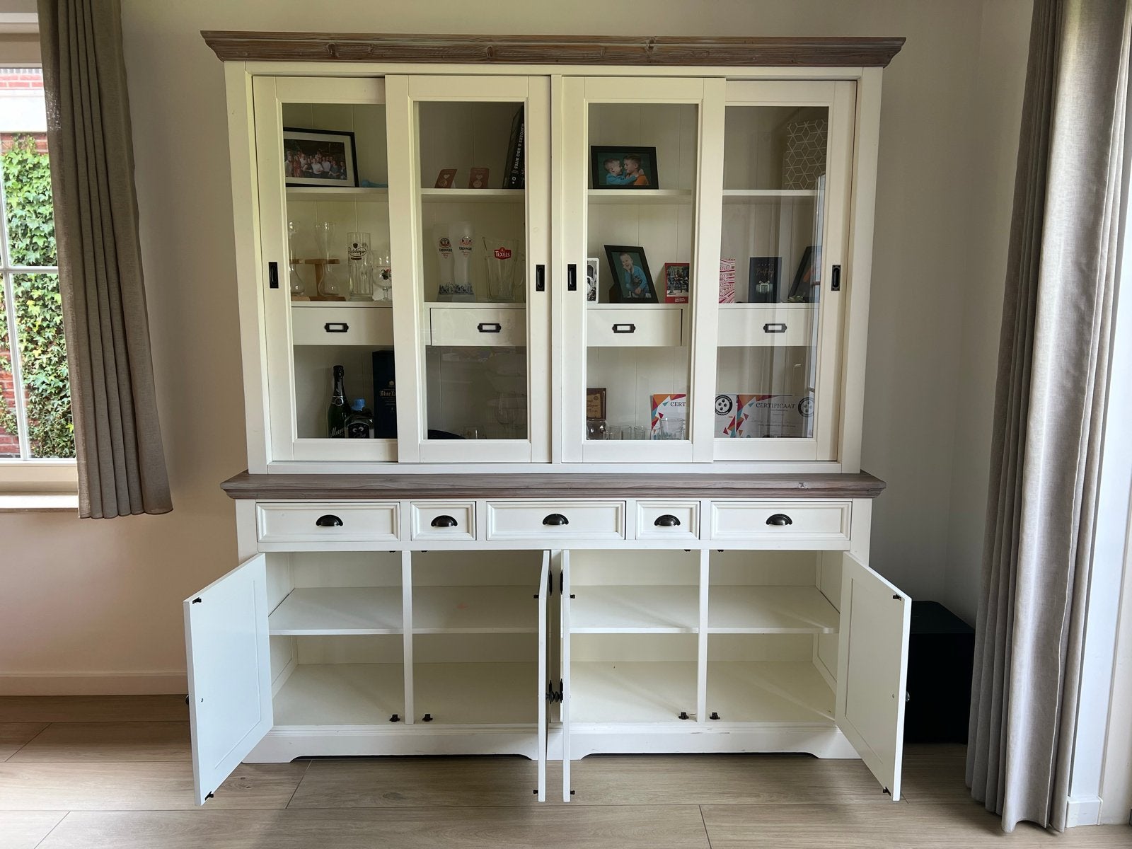Foto 3 van Mooie vitrinekast met veel opbergruimte