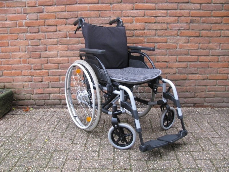 Breezy Basix2 aluminium rolstoel 44cm met massieve banden, Ophalen, Inklapbaar, Zo goed als nieuw, Duwrolstoel