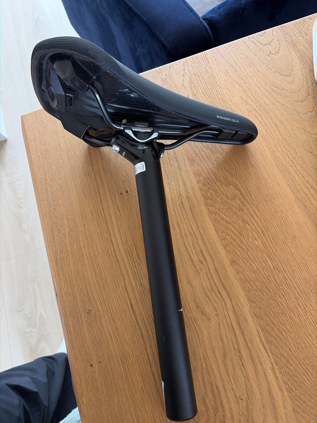 Nieuw Essenza fietszadel met zadelpen, Elektrische fiets, Ophalen of Verzenden, Zadel, Nieuw
