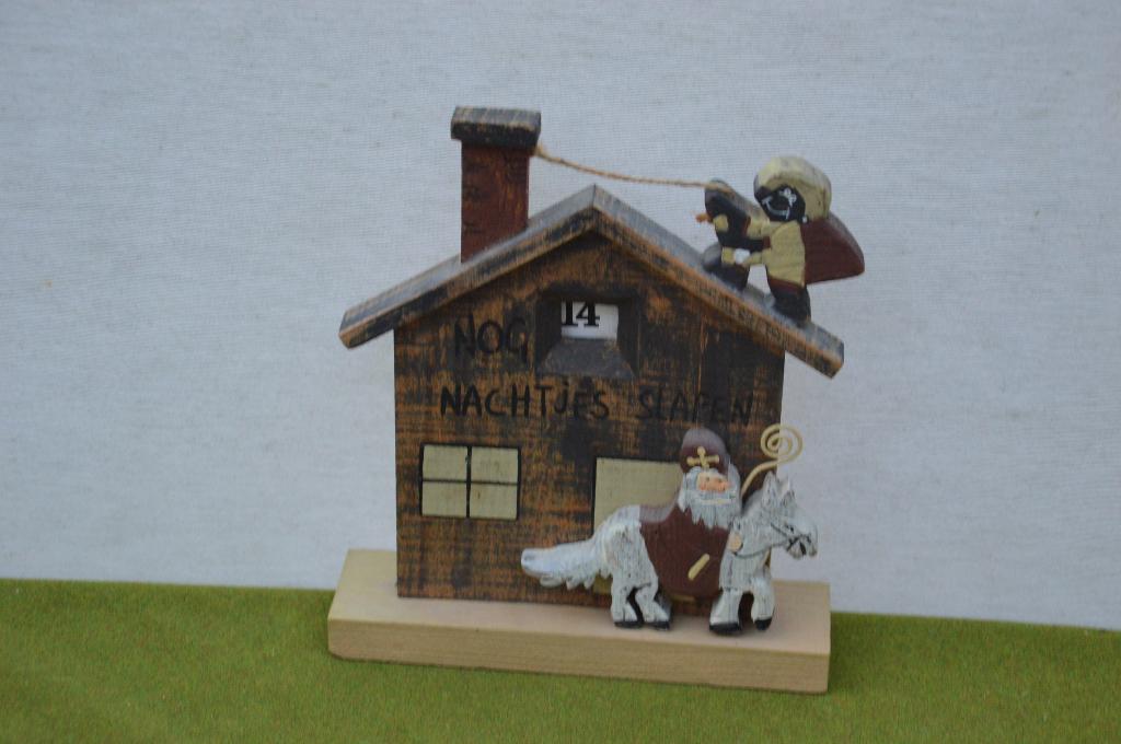 Houten vintage Sinterklaas en Piet aftelkalender huis met sc, Diversen, Sinterklaas, Ophalen of Verzenden, Gebruikt