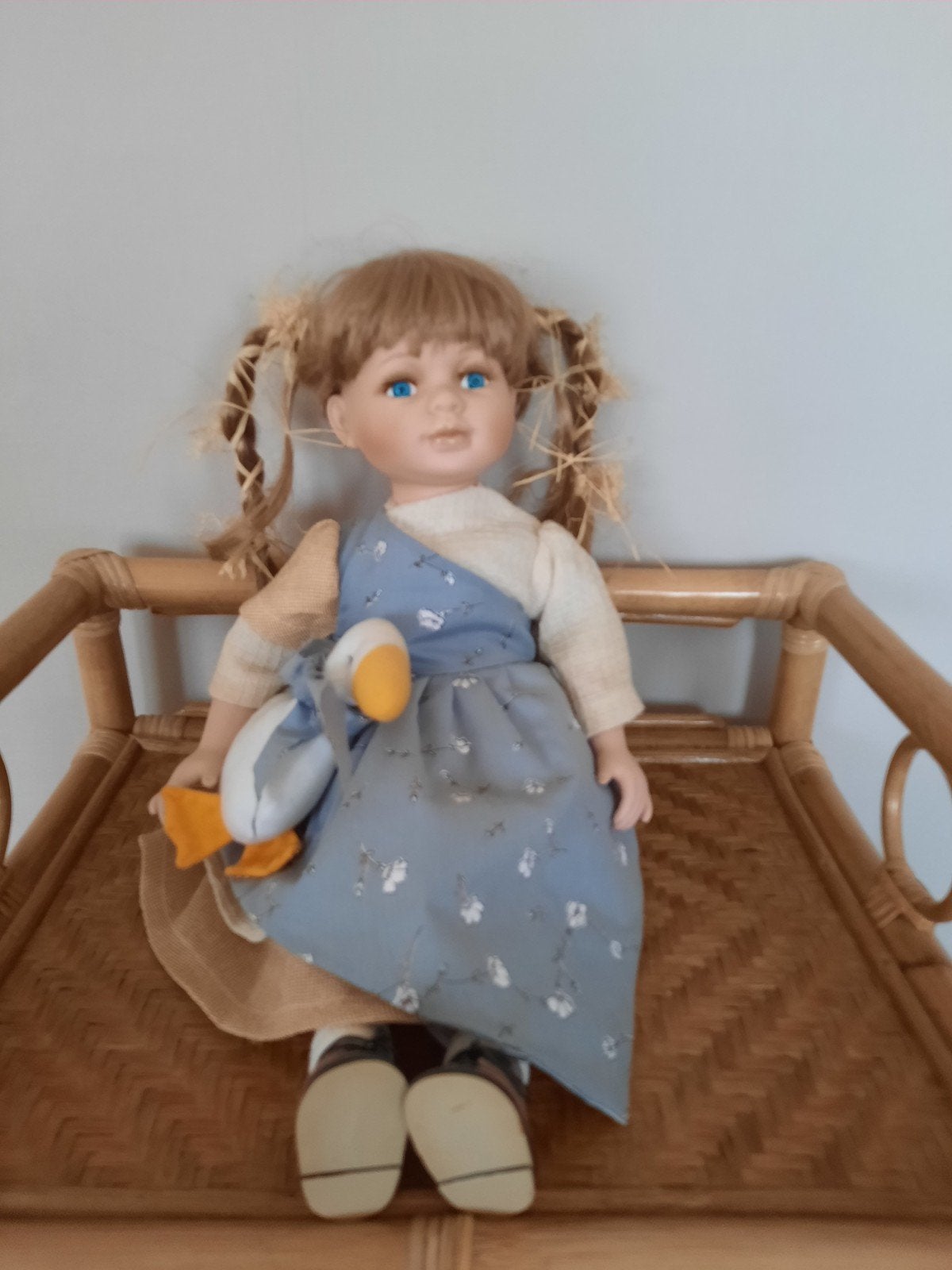 Vintage porseleinen pop met gans en strohaar nr.8, Ophalen, Nieuw, Pop