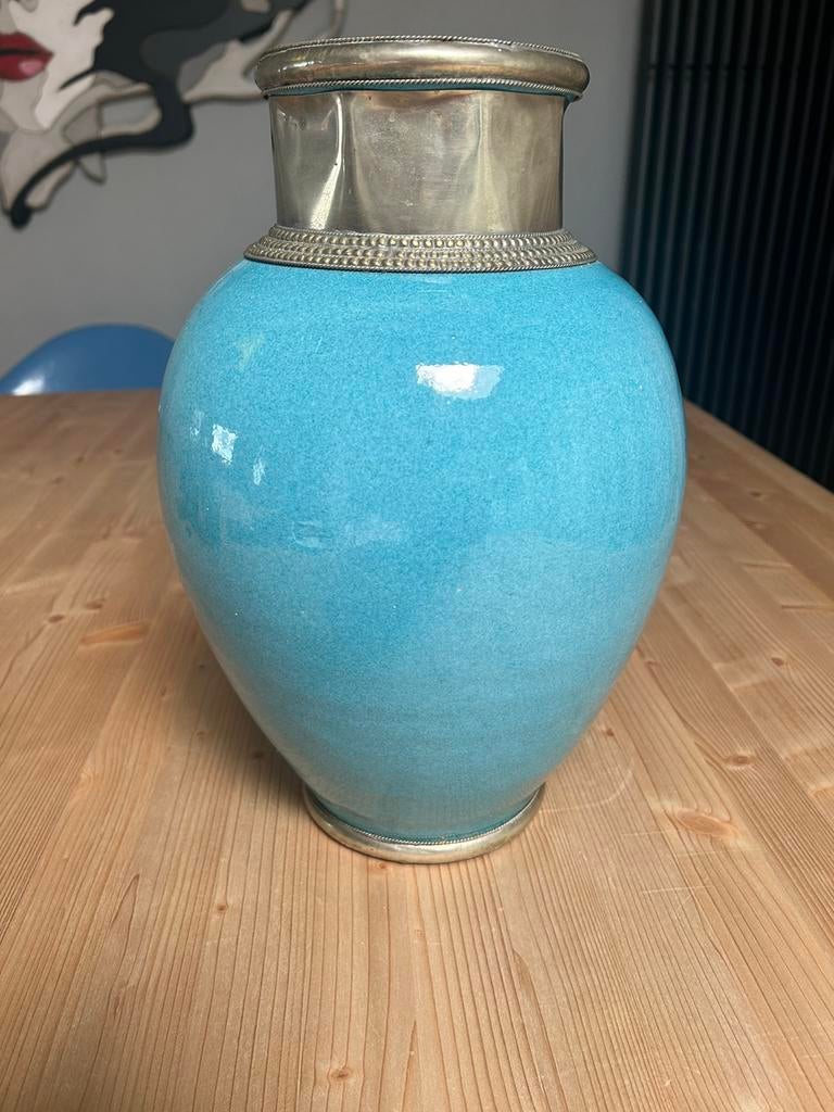Prachtige turquoise Marokkaanse vaas met zilver, Huis en Inrichting, Woonaccessoires | Vazen, Blauw, Aardewerk of Porselein, Ophalen of Verzenden