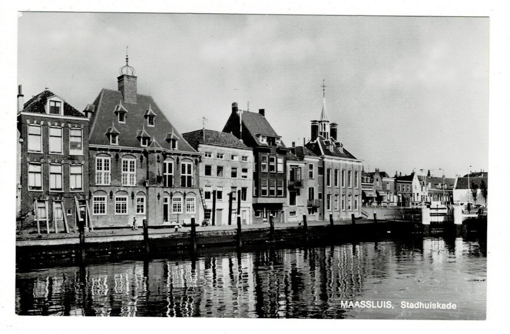 Maassluis. Fotokaart van de Stadhuiskade., Verzamelen, Ophalen of Verzenden, Ongelopen, Zuid-Holland