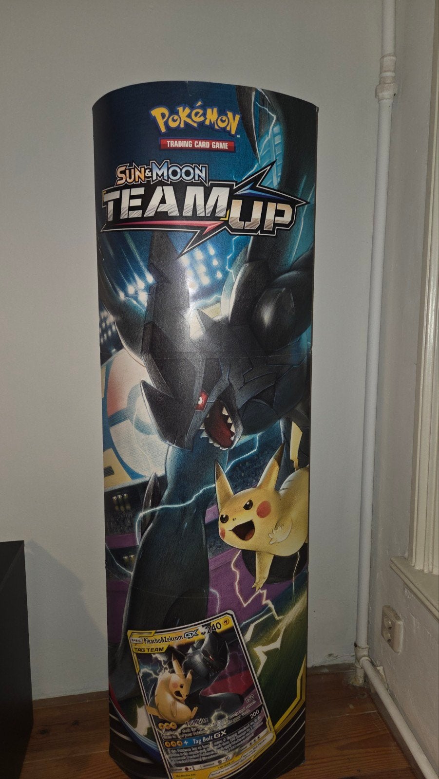 PokémonTCG Team Up Promotiestand Gengar/Mimikyu Zekrom/Pikac, Ophalen, Gebruikt, Overige typen