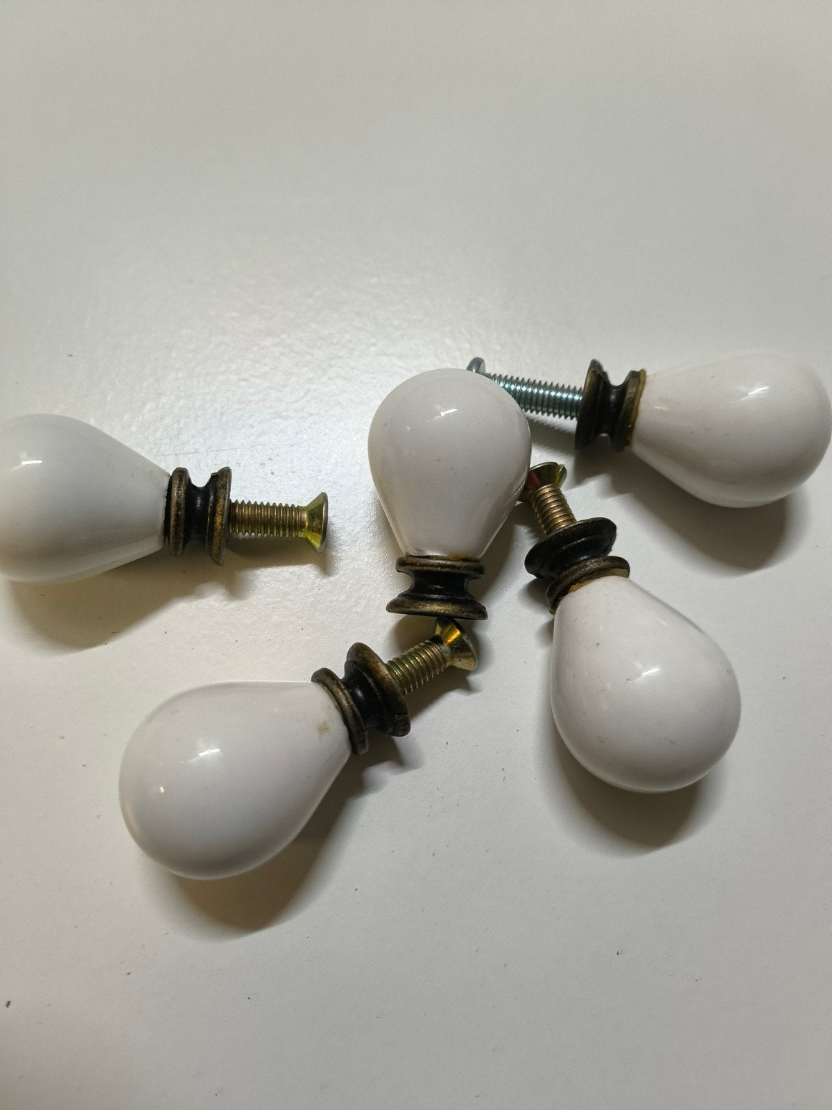 Set van 5 porseleinen/keramische kastknoppen, Ophalen, Gebruikt, Klassiek, Wit