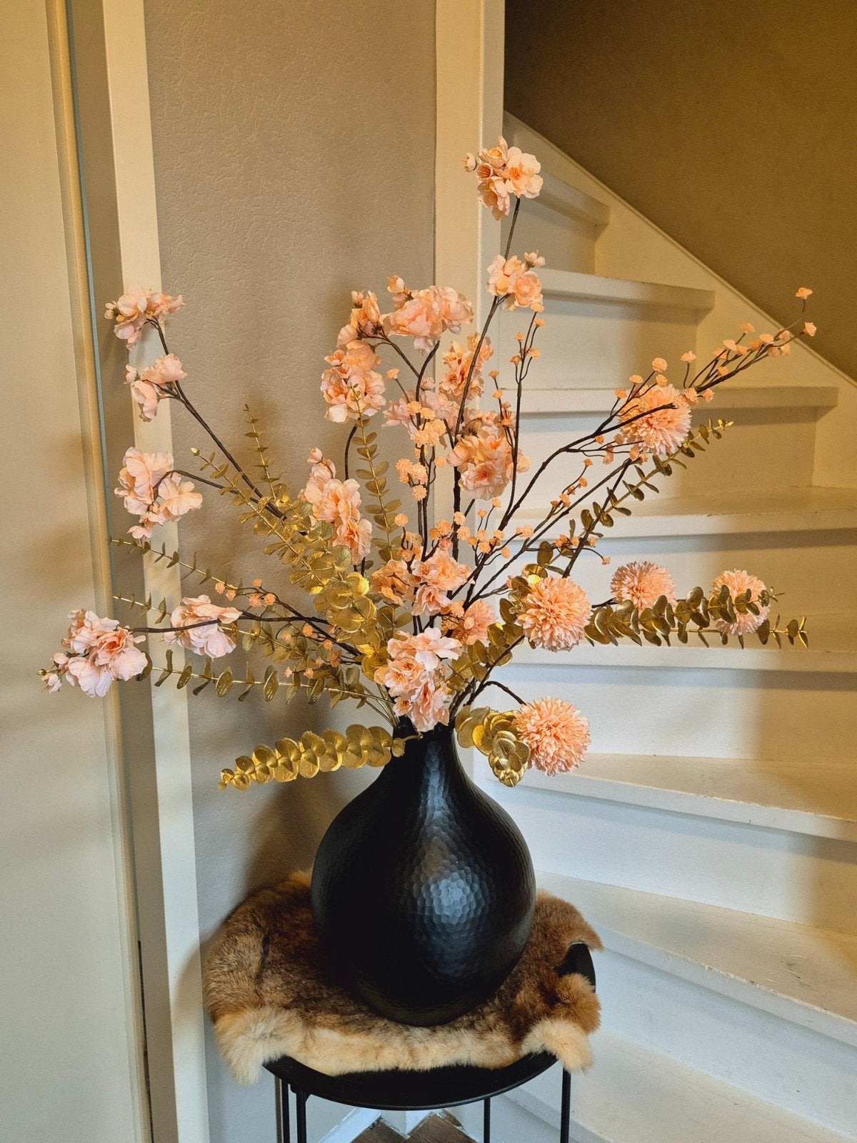 metalen zwarte vaas inclusief boeket zijde bloemen, Ophalen, Binnen, 100 cm, Zo goed als nieuw