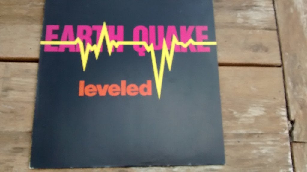 LP - Earth Quake - Leveled, Cd's en Dvd's, Ophalen of Verzenden, Zo goed als nieuw, 12 inch, Poprock