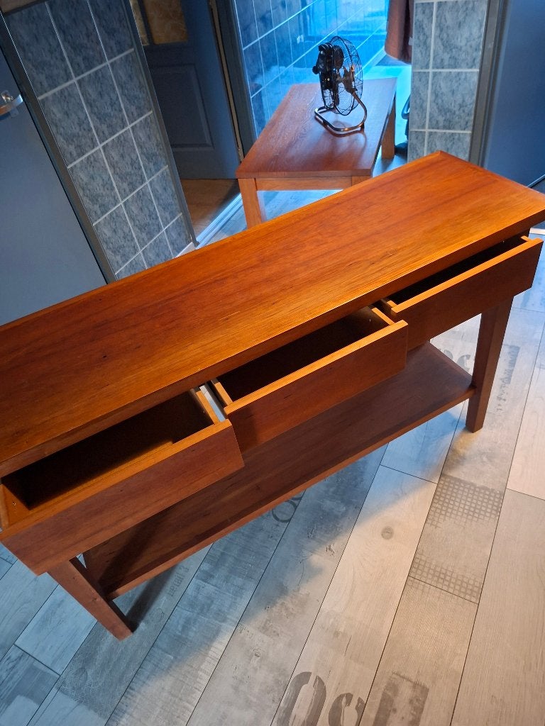 Teakhouten sidetable met lades en plank, Huis en Inrichting, Ophalen, Modern, Klassiek, Gebruikt, Teakhout