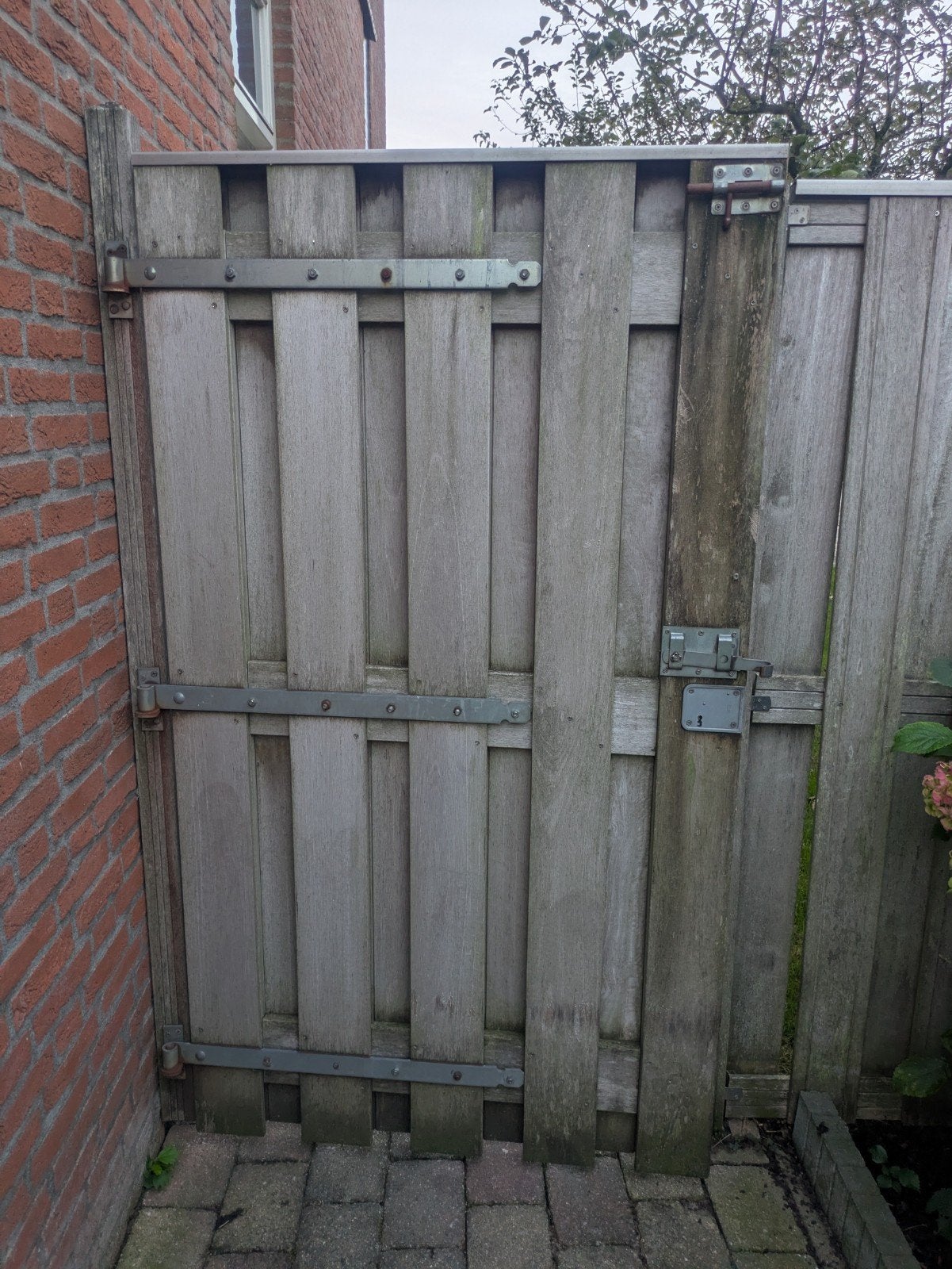 gratis Houten tuinpoort met metalen beslag, Ophalen, Met poort, Gebruikt, Tuinhek
