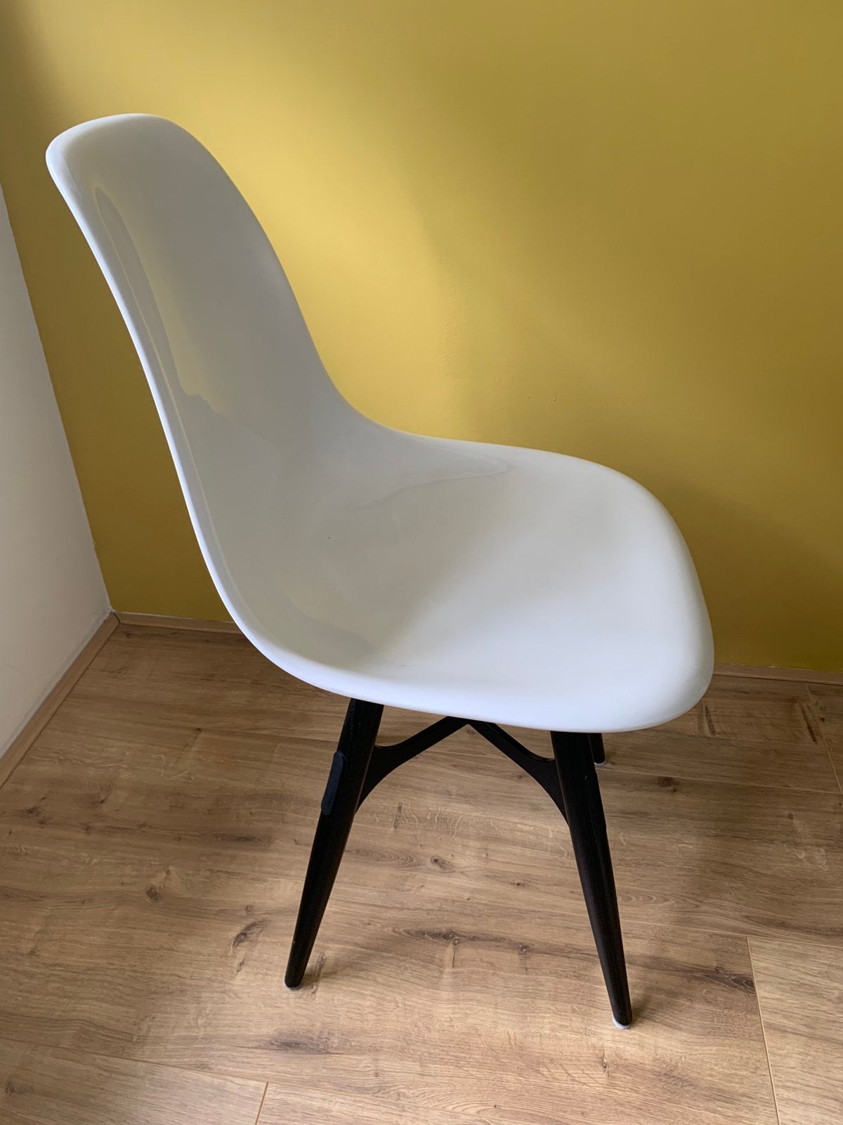 (Bieden)Wit hoogglans kuipstoeltje, met zwart onderstel., Huis en Inrichting, Stoelen, Ophalen, Gebruikt, Wit, Eén
