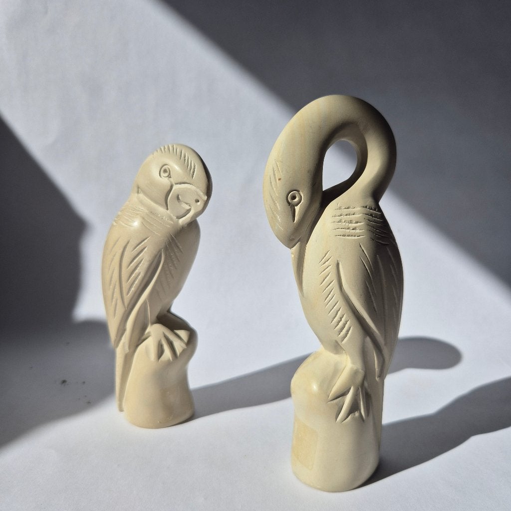 Twee handgesneden vogelfiguren - Papegaai en reiger, Verzamelen, Beelden en Beeldjes, Ophalen of Verzenden, Zo goed als nieuw