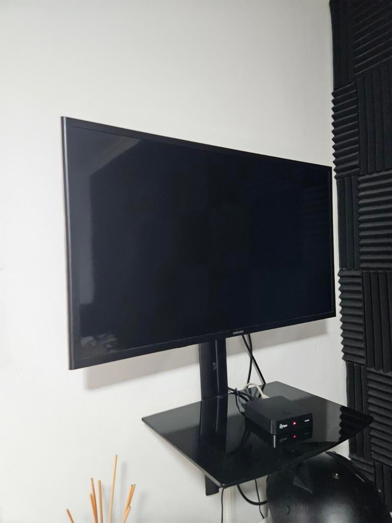 Te koop tv Samsung 74 cm met tv standaard, Ophalen, 50 Hz, Zo goed als nieuw, Samsung