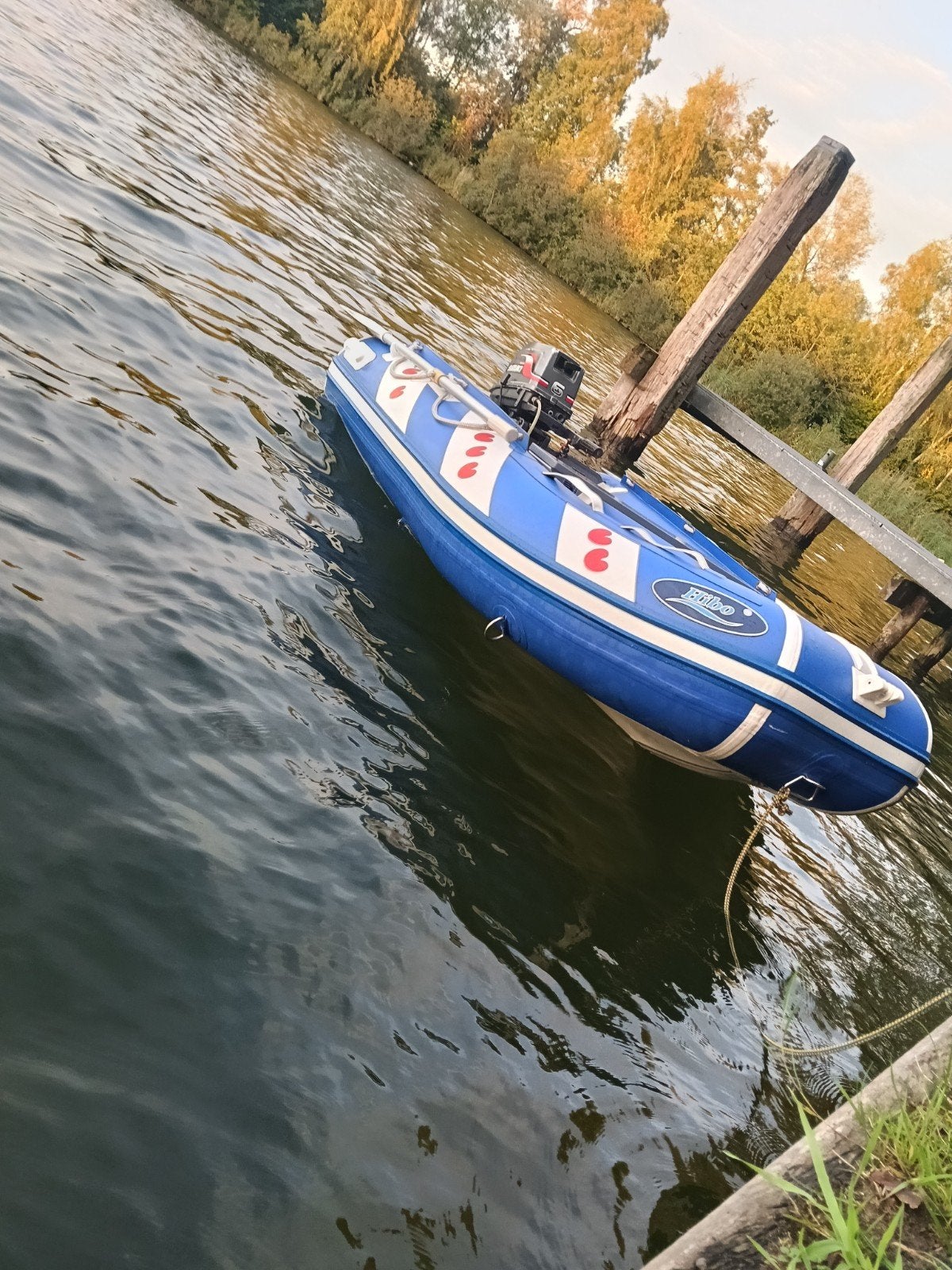 rubberboot met moter / buitenboordmotor en trailer