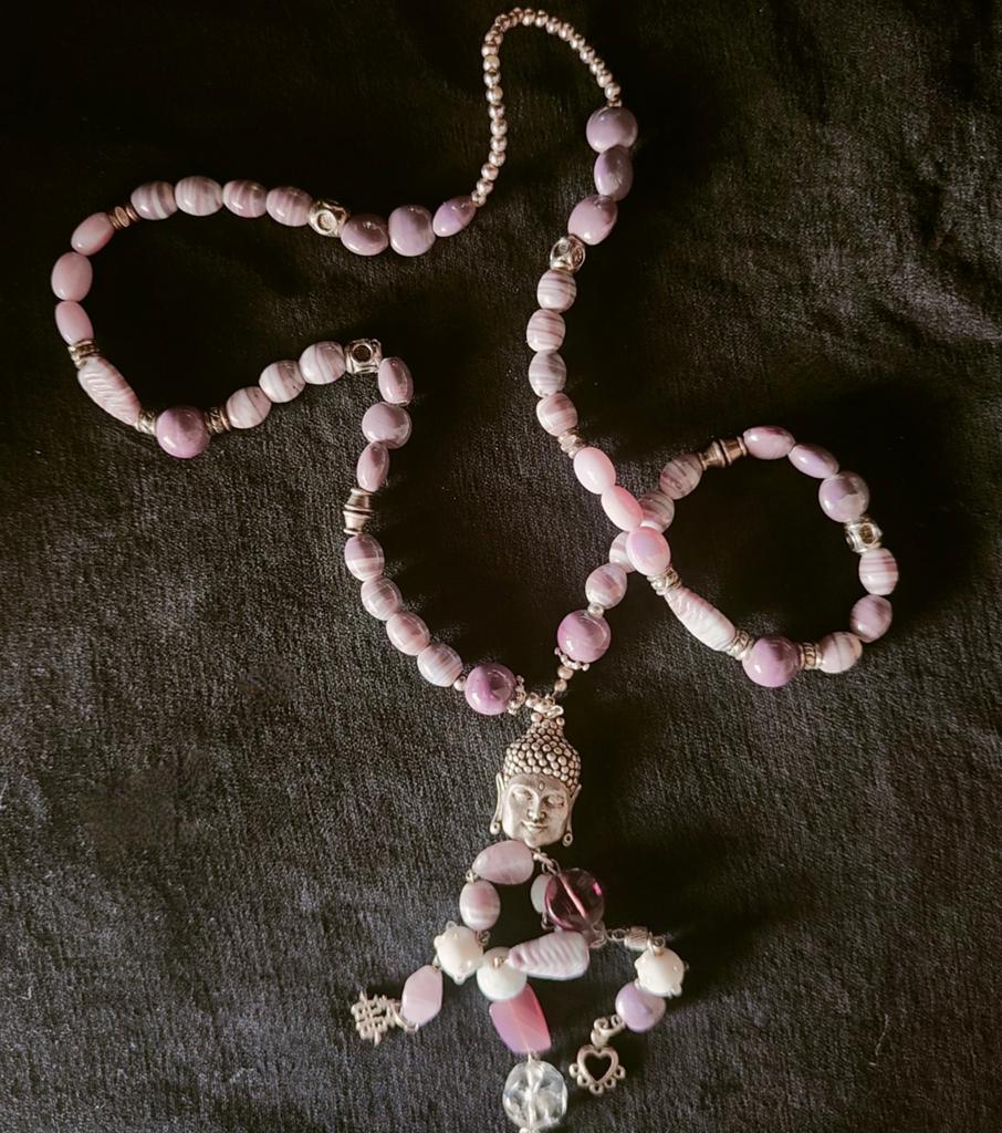 Lila/zilver ketting met glazen parelmoer kralen en budhha., Paars, Ophalen of Verzenden, Zo goed als nieuw, Steen of Mineraal