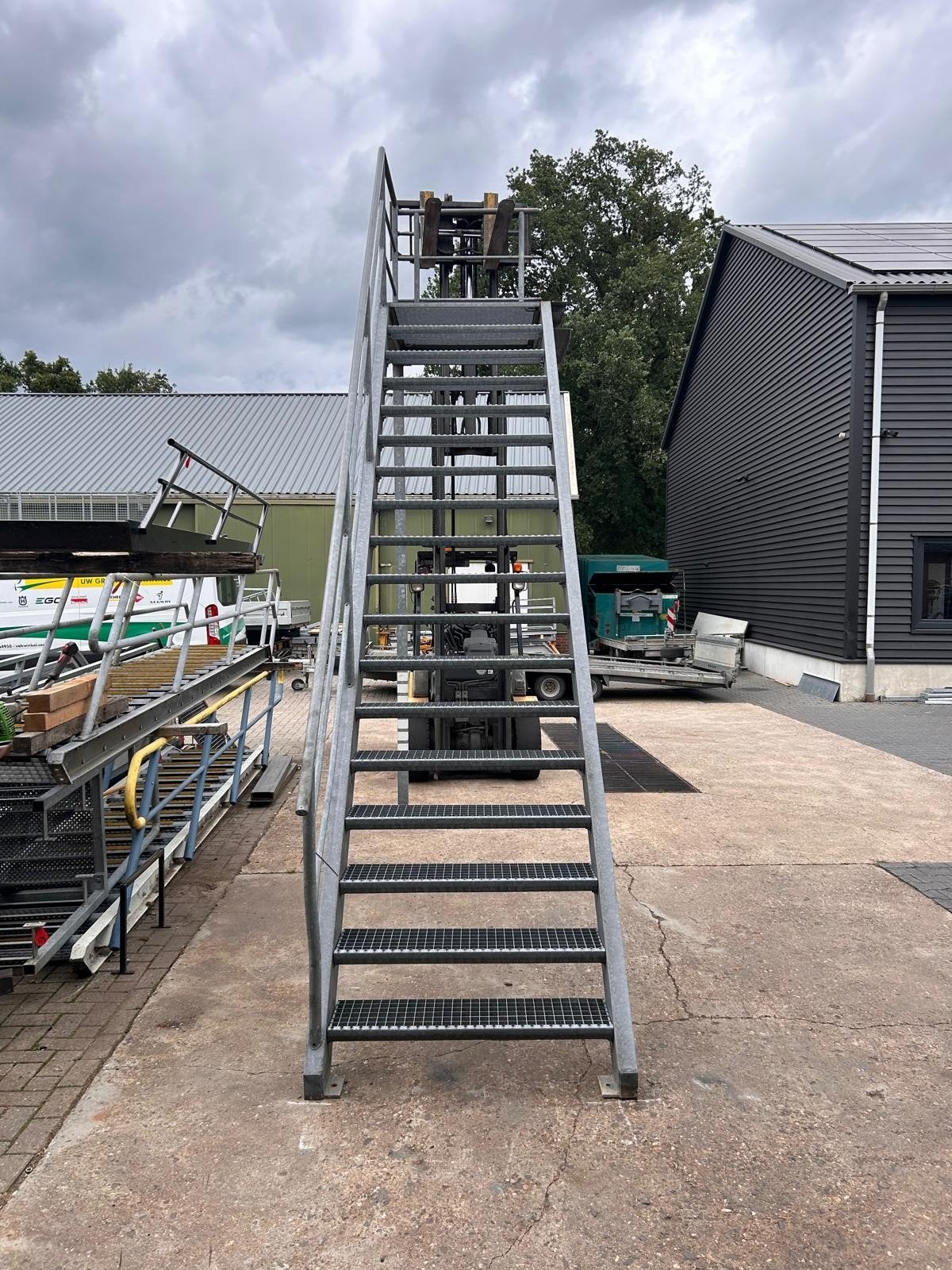 stalen trap gegalv met bordes hoog3.6mtr  nor1399, Ophalen of Verzenden, 2 tot 4 meter