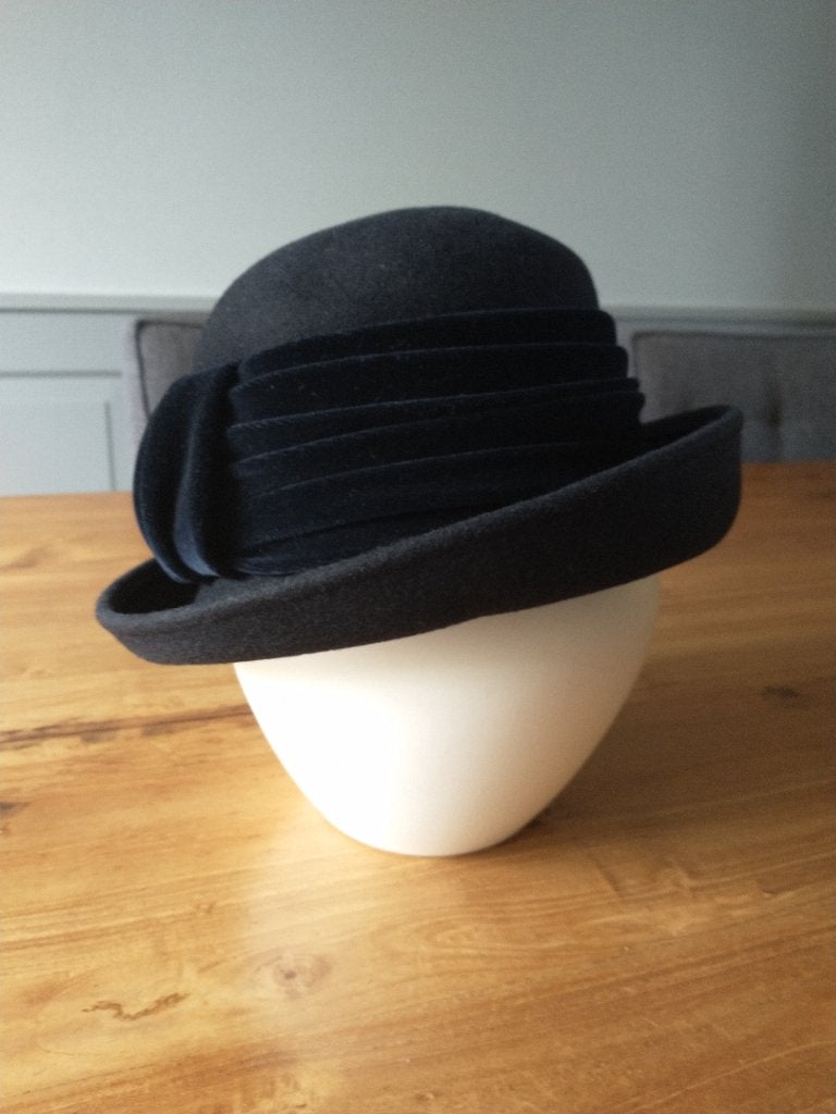 Mooi zwart fluweel kerkhoedje uit hoedenhuis, Kleding | Dames, Hoeden en Petten, 56 of 57 cm (M, 7 of 7⅛ inch), Hoed, Ophalen of Verzenden