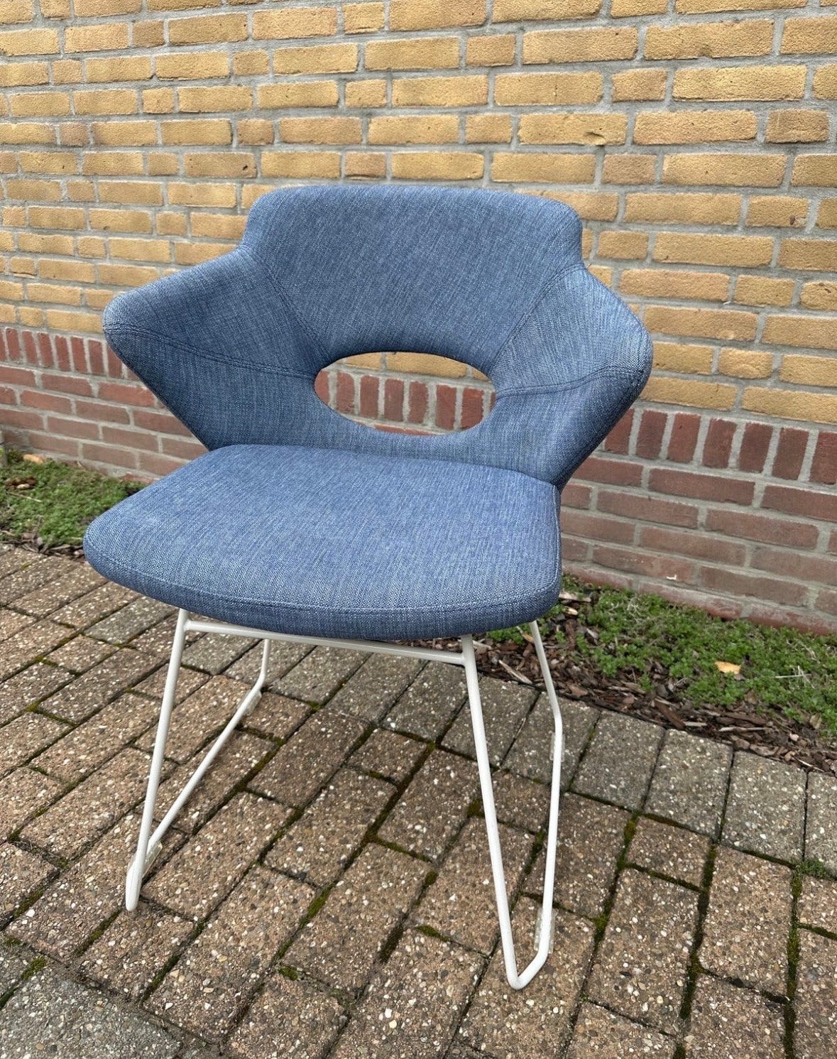 Moderne blauwe stoel met uniek design, Ophalen, Blauw, Zo goed als nieuw, Metaal