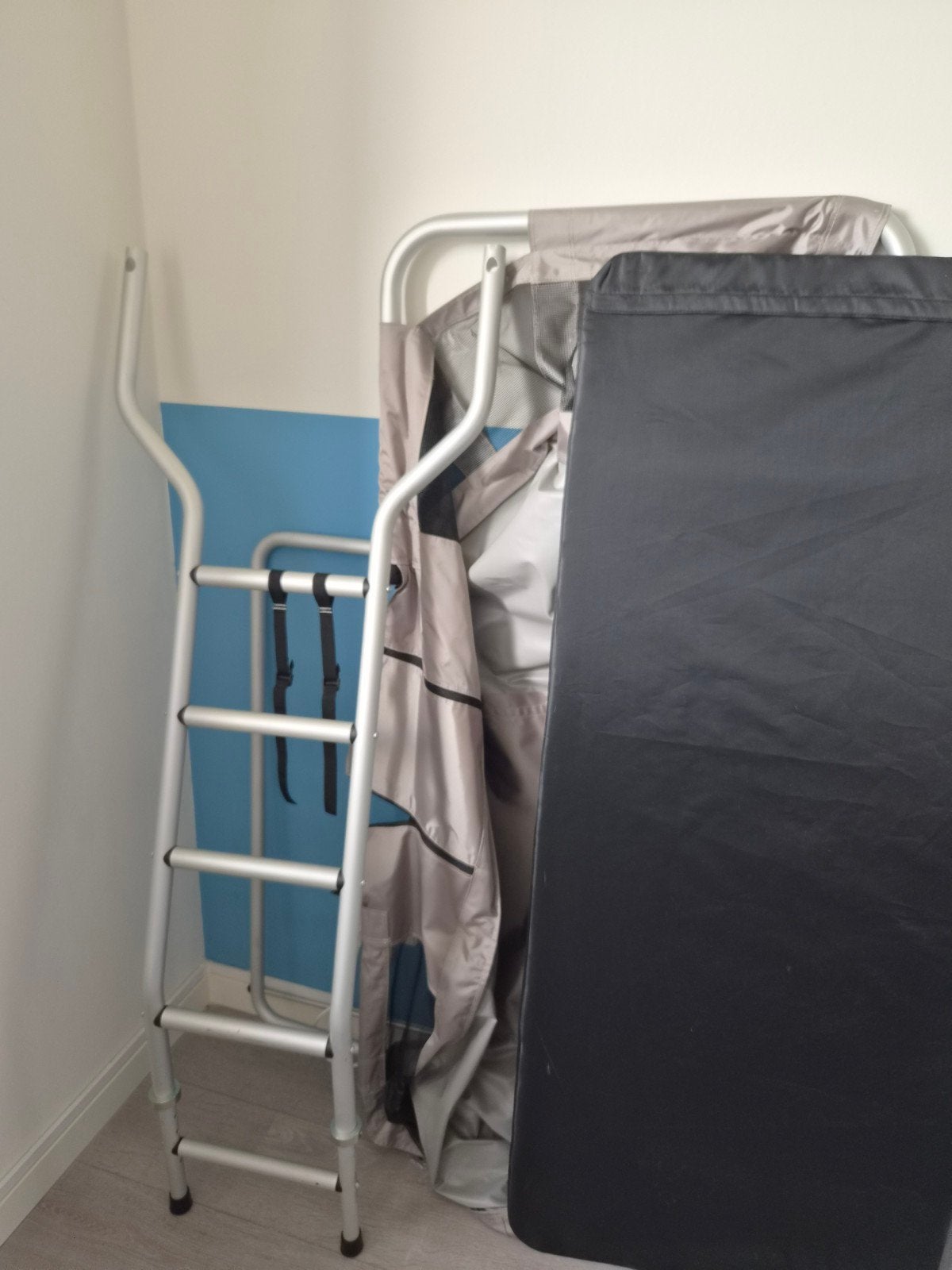 Uwis bed - Zo goed als nieuw, Caravans en Kamperen, Ophalen, Zo goed als nieuw