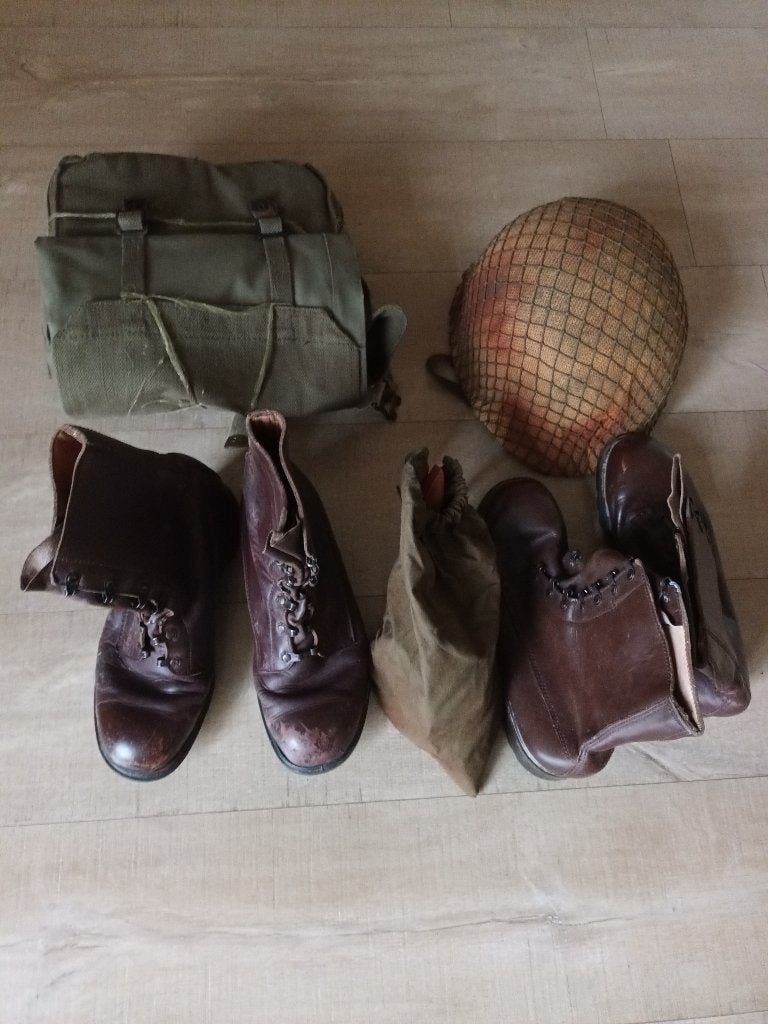 Militaire kleding incl. helm & plunjebaal & pukkel & spade, Verzamelen, Ophalen, Landmacht, Nederland, Kleding of Schoenen