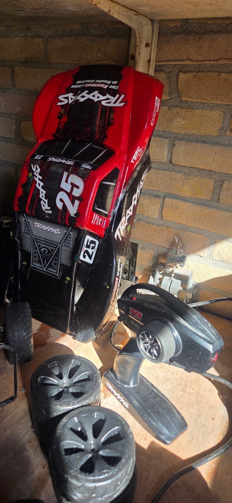 Traxxas Slash 2WD met veel extra's, accu's en lader, Ophalen of Verzenden, Gebruikt