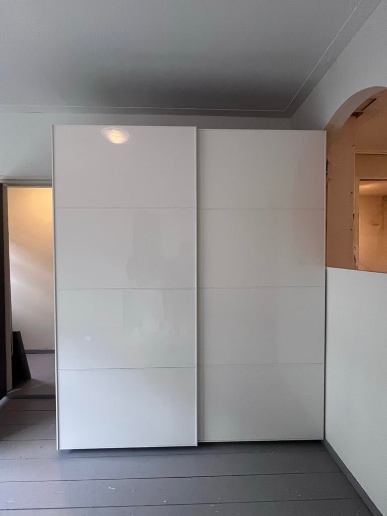 Grote witte kledingkast met schuifdeuren en veel opbergruimt, Huis en Inrichting, Kasten | Kledingkasten, Ophalen of Verzenden