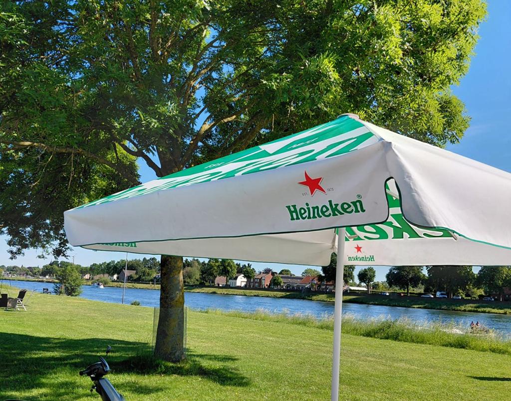 Heineken horeca parasol 2x2m, Ophalen of Verzenden, Zo goed als nieuw, 2 tot 3 meter, Parasolvoet