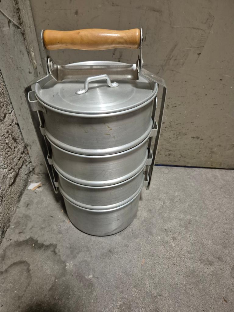 Vintage aluminium tiffin box / lunchbox met 3 lagen, Antiek en Kunst, Antiek | Keukenbenodigdheden, Ophalen