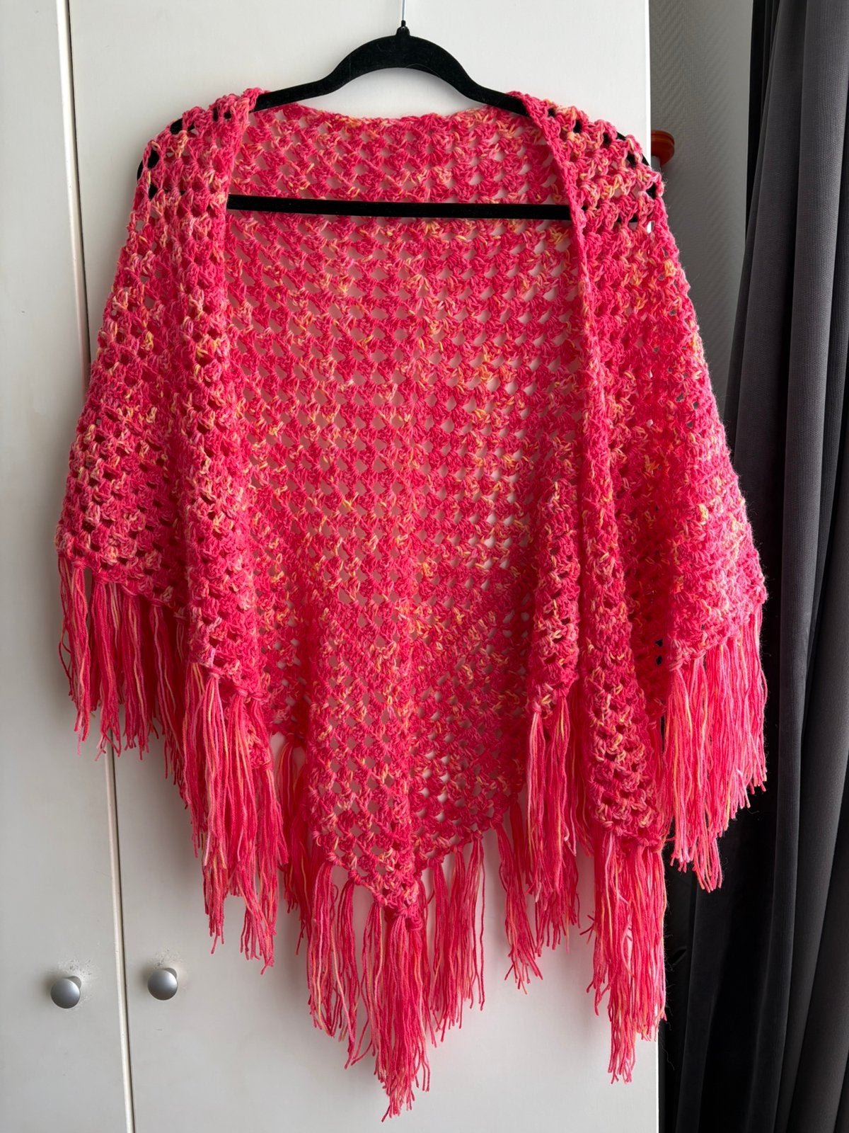 Warme omslagdoek in vrolijke kleuren, handwerk., Ophalen of Verzenden, Nieuw, Maat 42/44 (L), Sjaal