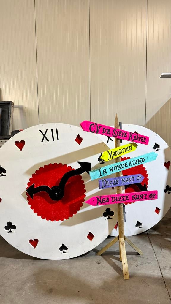 Carnaval Figuren: Mad Hatters & Alice in Wonderland Thema, Ophalen, Gebruikt, Toneelattributen of Onderdelen