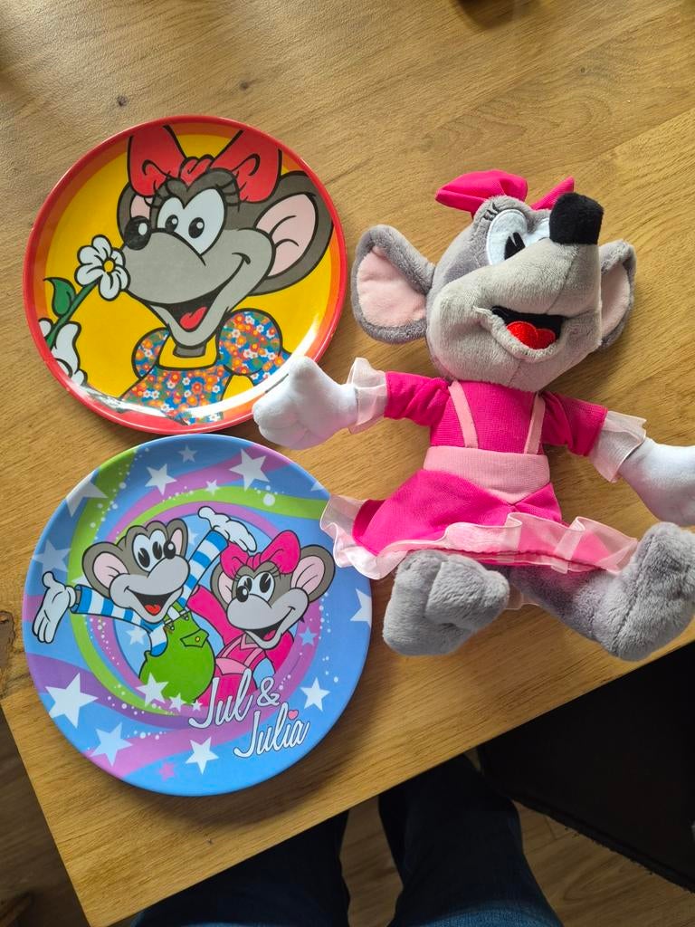 Julia knuffel en 2 bordjes - Jul & Julia, Kinderen en Baby's, Speelgoed | Knuffels en Pluche, Muis, Gebruikt, Overige merken, Overige karakters