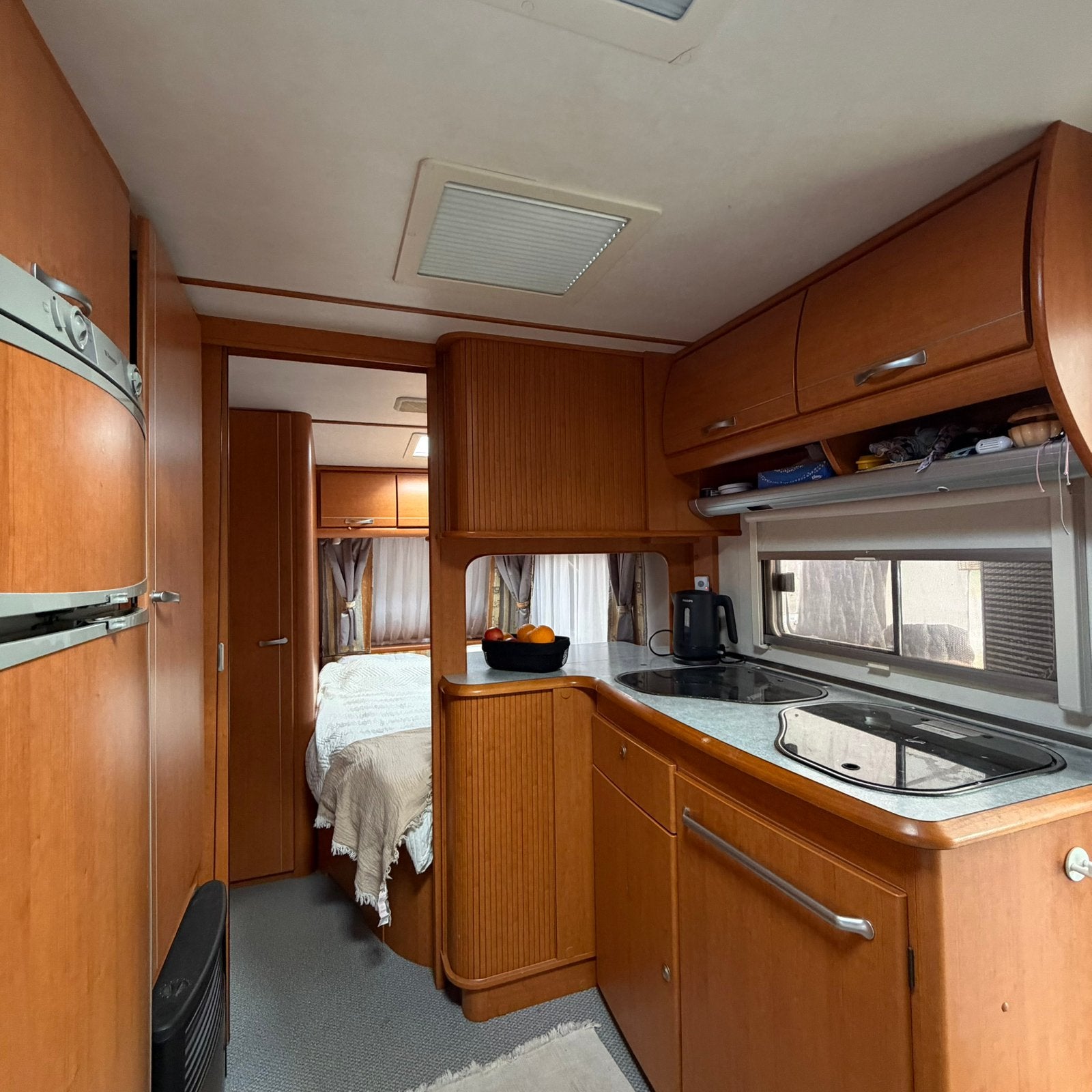 LMC Favorit 530K  +Voortent +Airco +Fransbed -Perfecte staat, Caravans en Kamperen, Omvormbare zithoek, Rondzit, Kachel, Particulier