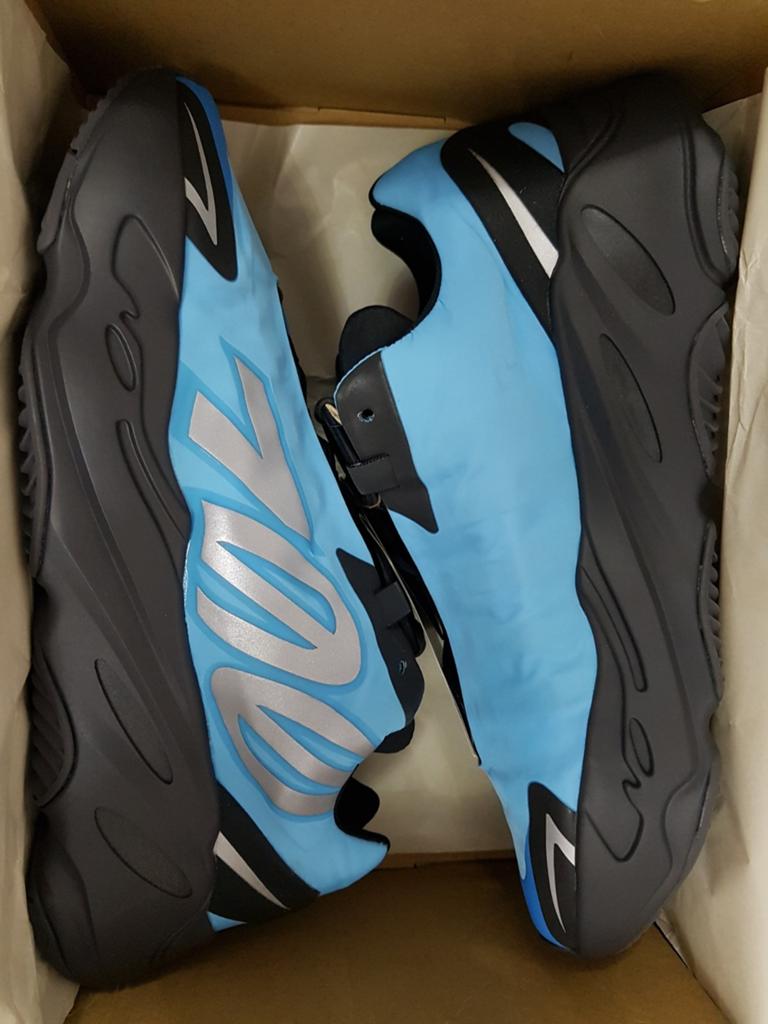 Adidas Yeezy 700 MNVN, Blauw, Nieuw, Ophalen of Verzenden, Sneakers of Gympen