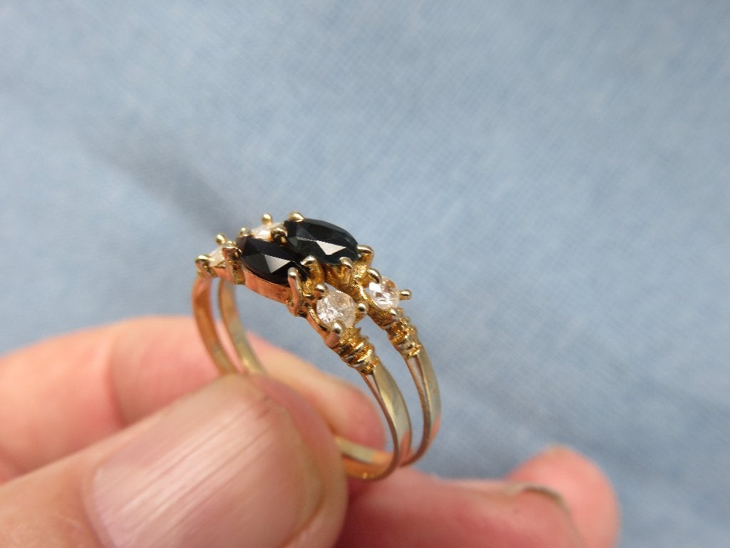 Dubbel ring met o.a. saffieren in 14 karaat goud, 19 tot 20, Ophalen of Verzenden, Zo goed als nieuw, Dame