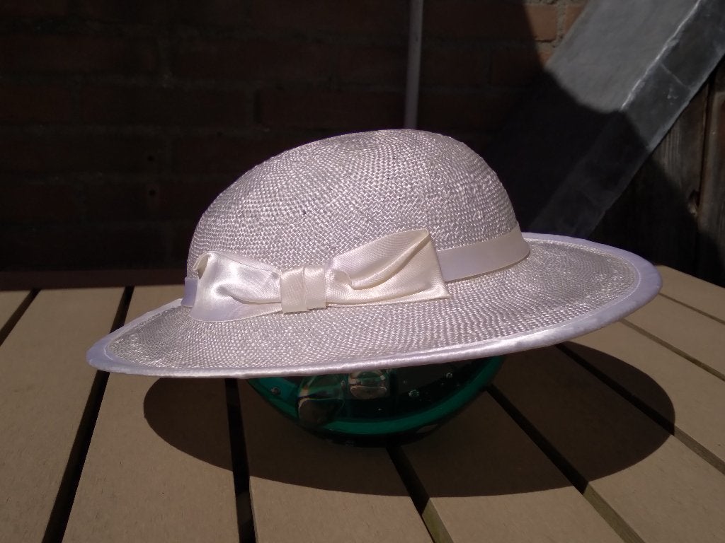 Witte zomerhoed stro/riet 53 cm, Kleding | Dames, Hoeden en Petten, Ophalen of Verzenden, Gedragen, One size fits all, Hoed