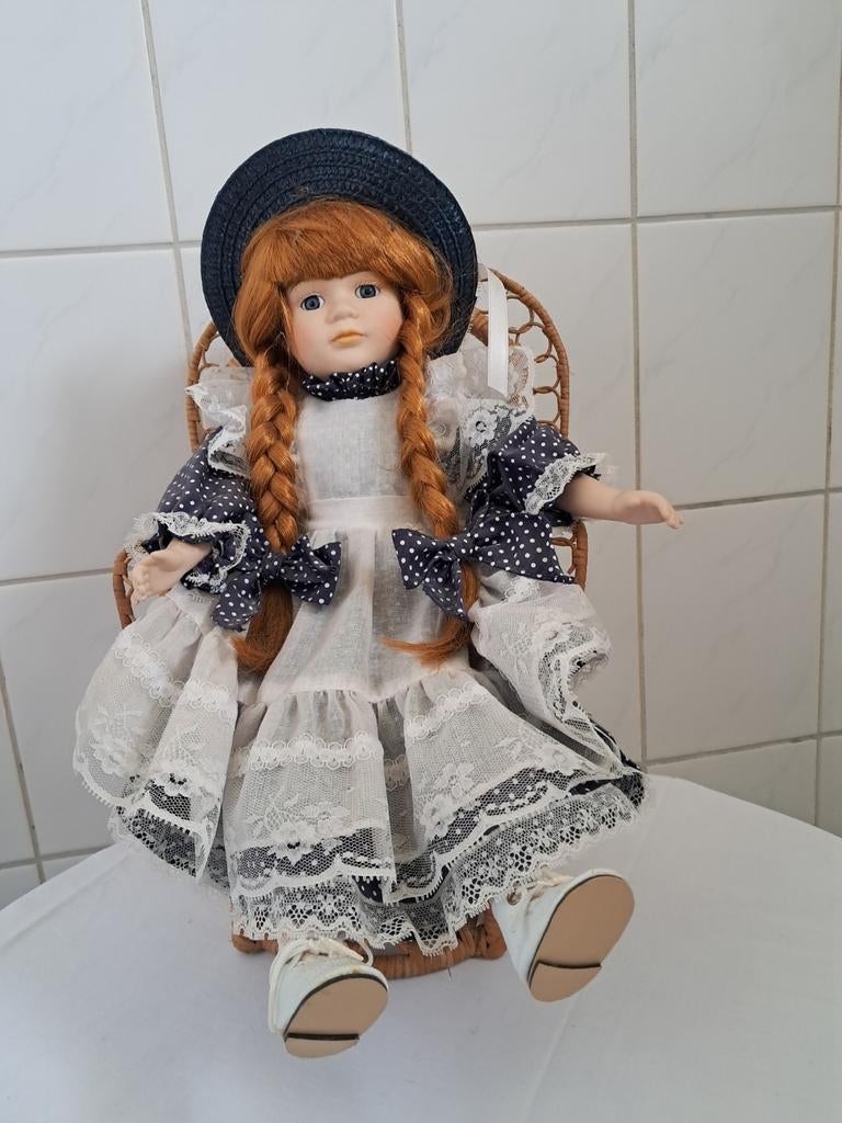 Pop in rieten stoeltje, Ophalen, Zo goed als nieuw, Pop