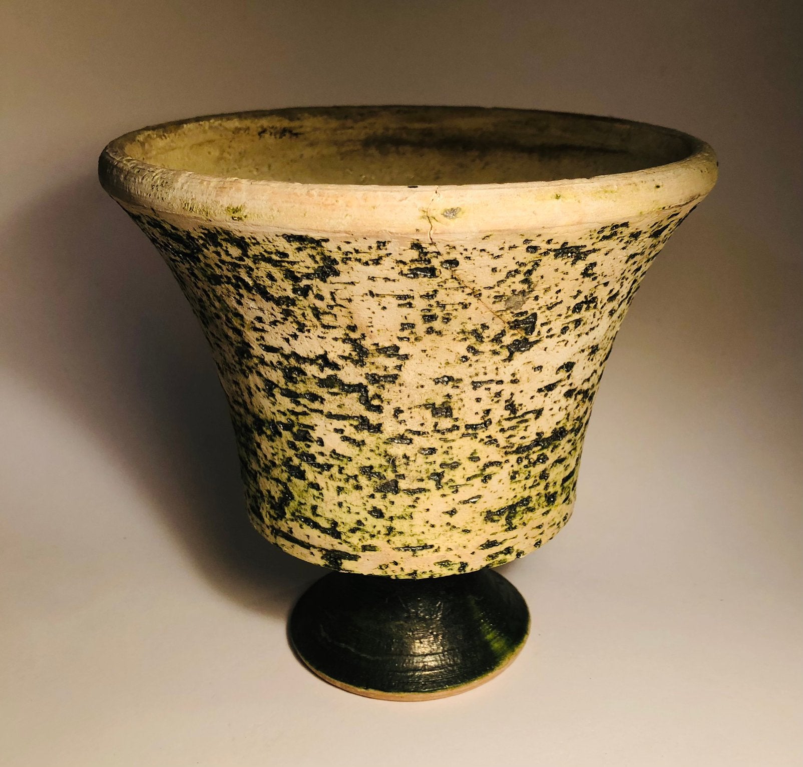 Berkenbast plantenpot op voetje, groen met creme tinten, Antiek en Kunst, Ophalen of Verzenden