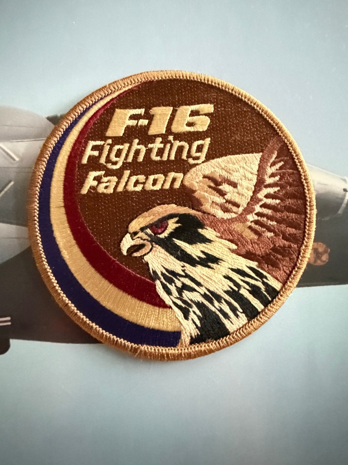 F-16 Fighting Falcon Patch  bruin Rnlaf, Ophalen of Verzenden, Luchtmacht, Nederland, Embleem of Badge