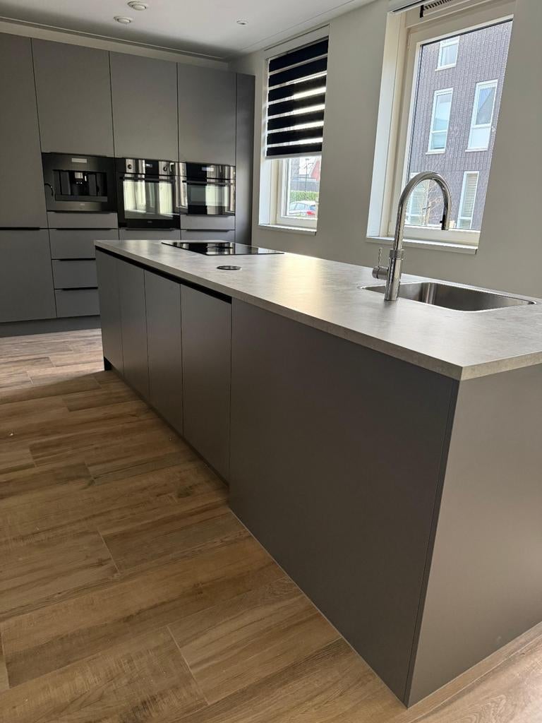 Moderne keuken met kookeiland + AEG apparatuur, Huis en Inrichting, Keuken | Complete keukens, Overige typen, Ophalen of Verzenden