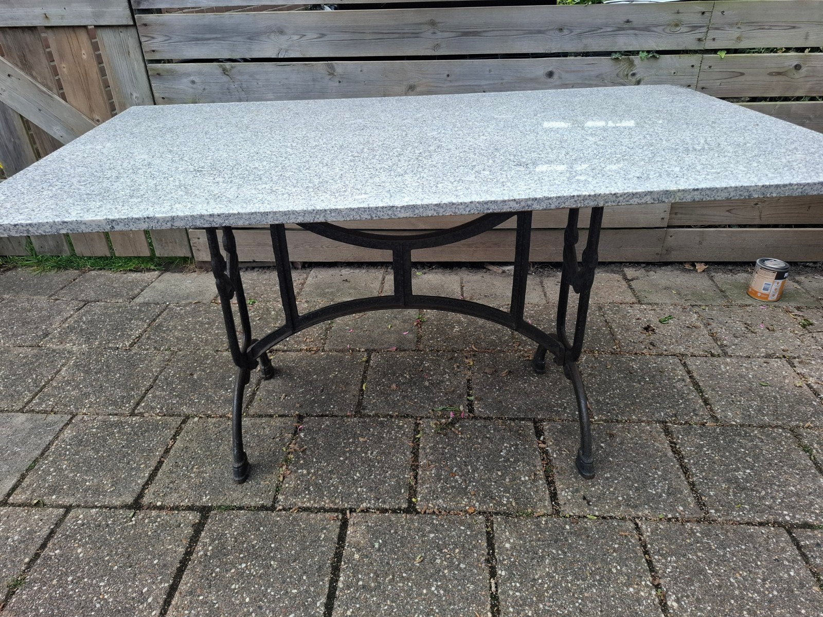 Granieten tafel met gietijzeren onderstel. 140x80x73 cm, Tuin en Terras, Tuintafels, Ophalen of Verzenden, Gebruikt, Rechthoekig