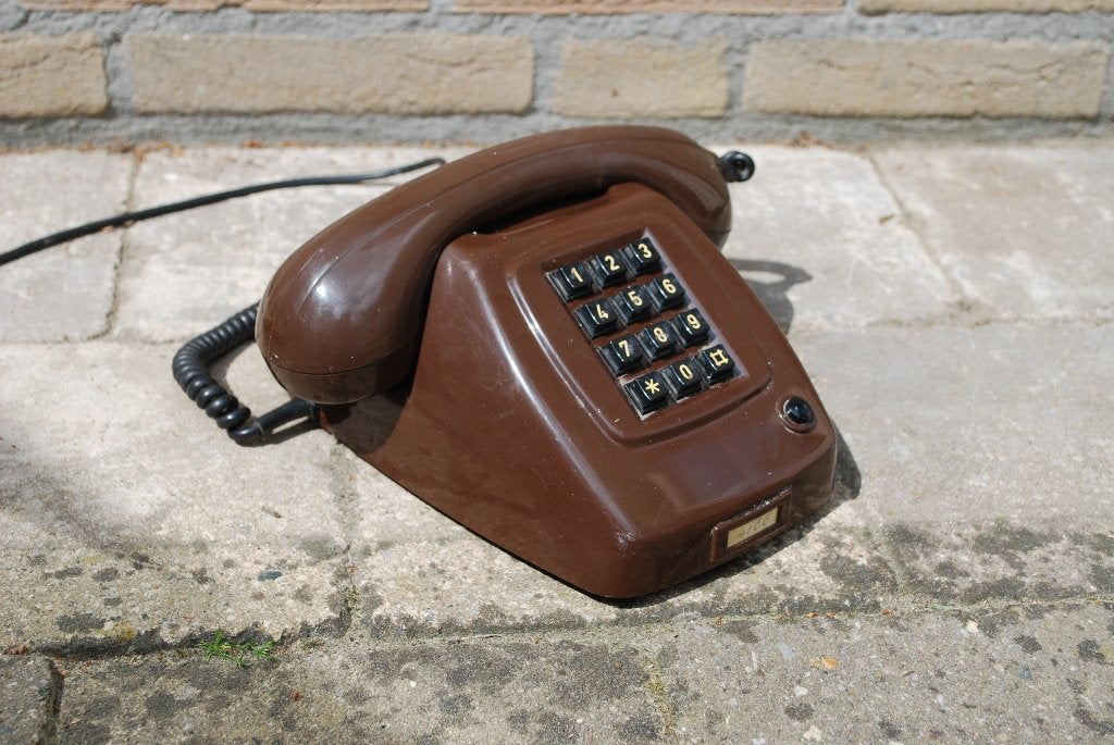 Vintage Bruine telefoon met druktoetsen, Telecommunicatie, Vaste telefoons | Niet Draadloos, Gebruikt, Ophalen of Verzenden, Nb